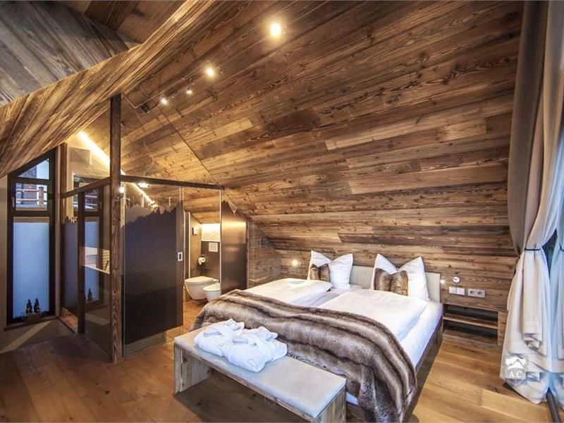 Master Bedroom mit Altholz Sichtdachstuhl