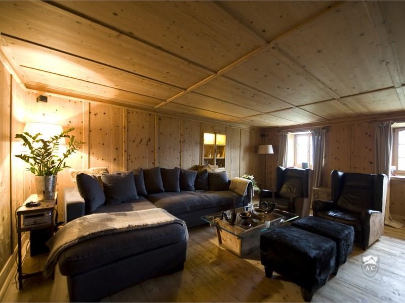 Wohnzimmer mit Holztäfelung