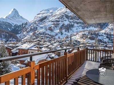 Schöner Balkon mit traumhaften Blick auf Ort und Matterhorn