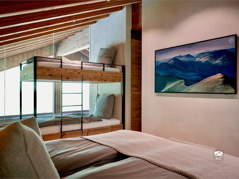 Schlafsuite mit Doppelbett und Stockbett im Dachgeschoss