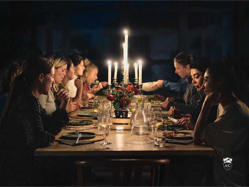 Gemeinschaftliches Zusammenkommen An Der Tafel