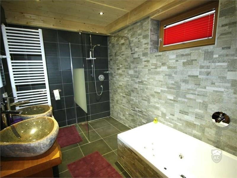 Modernes Badezimmer mit Whirlwanne