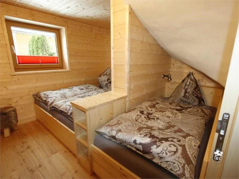 Schlafzimmer im 2. UG mit Doppelbett und Einzelbett