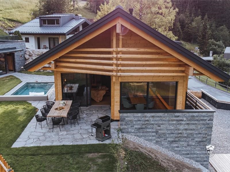 Blick Auf Das Chalet Mit Garten Und Wellnesshaus