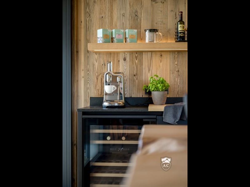 Detail Küche mit Nespressomaschine und Weinkühlschrank