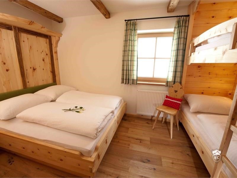 Schlafzimmer mit Doppelbett und Stockbett