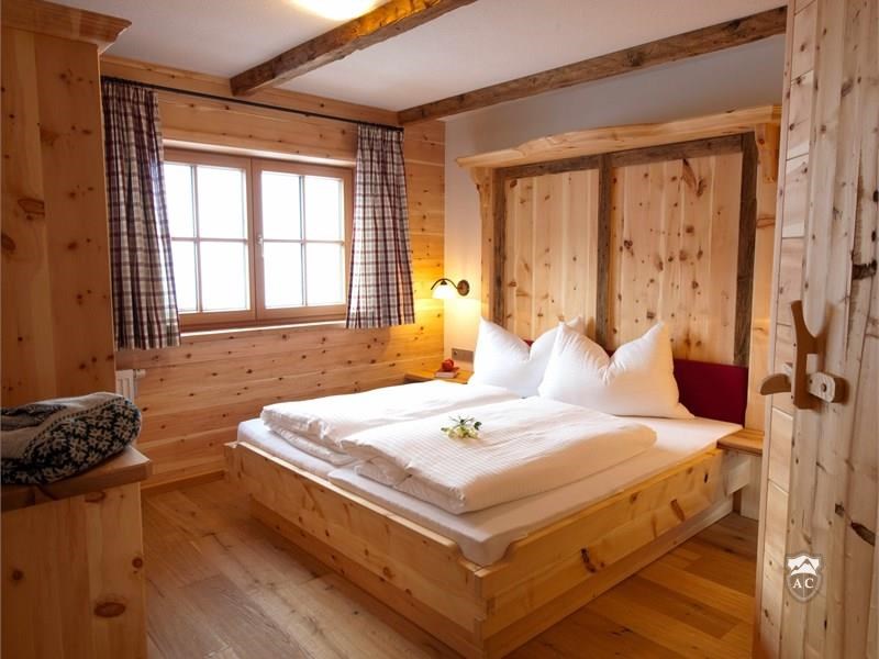 Schlafzimmer mit Zirbenholz