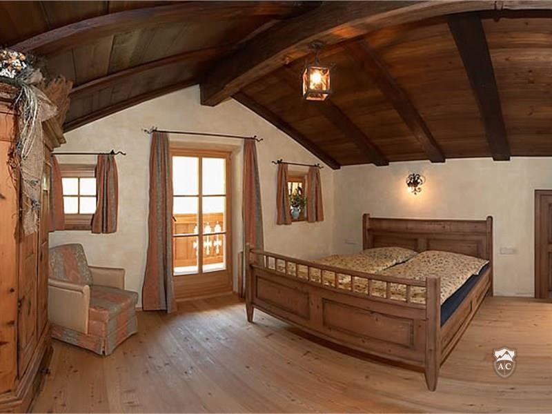 Doppelschlafzimmer mit Zugang zum Balkon
