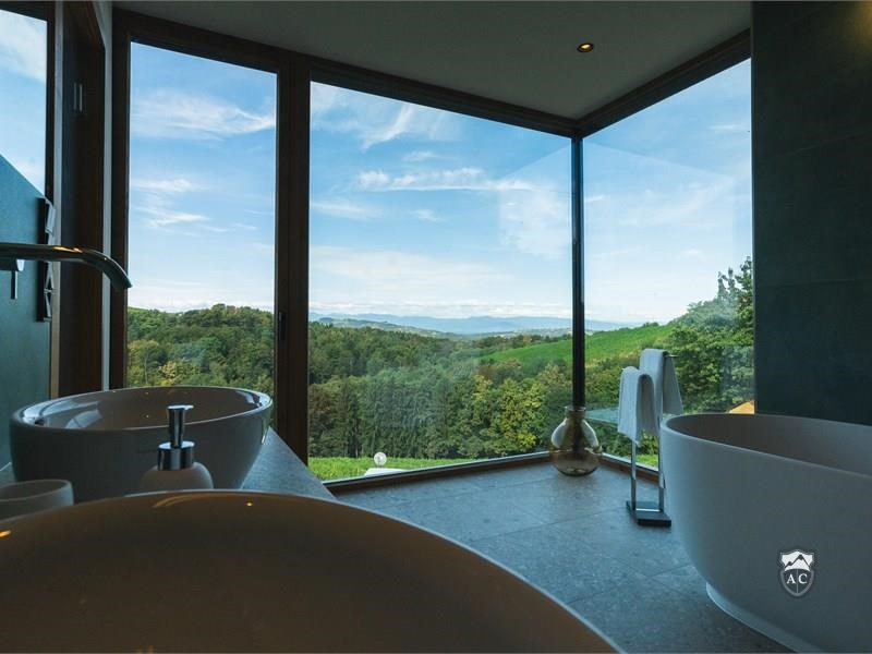 Badezimmer mit Panoramafenster