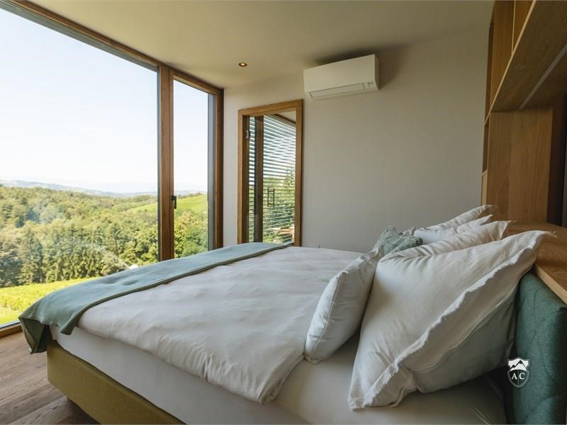 Schlafzimmer mit Panoramafenster im EG