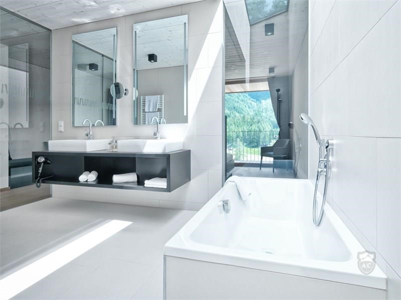Modernes Badezimmer mit Badewanne