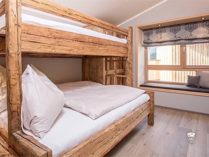 Schlafzimmer mit Altholz Stockbett
