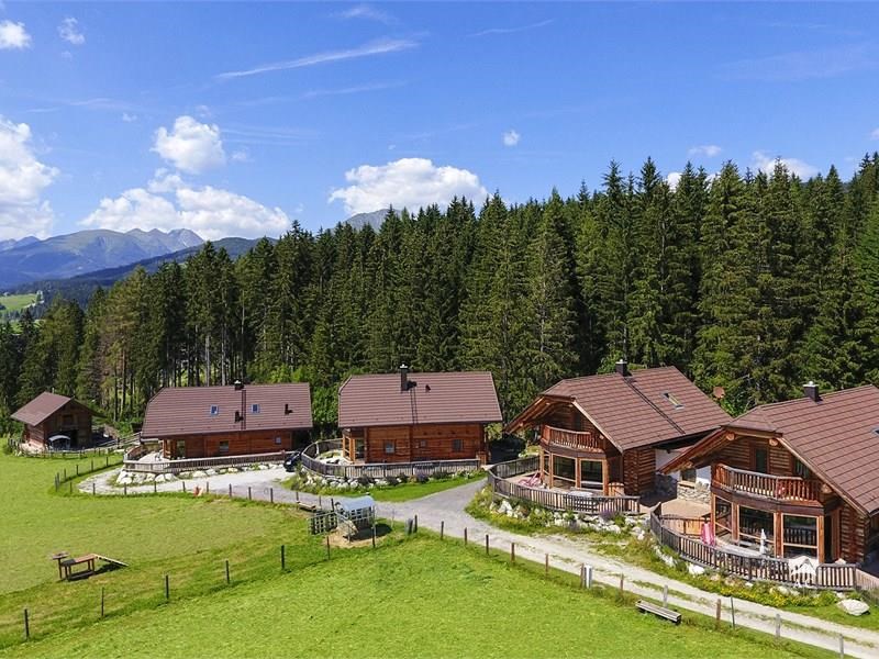 Traditionelle Holzchalets im Lungau