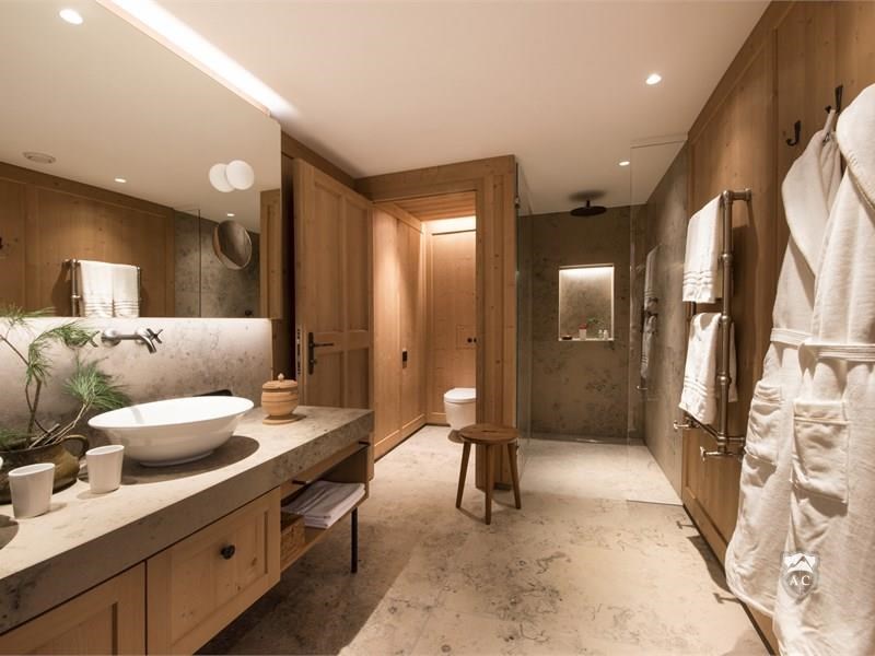 Luxuriöses Badezimmer mit Dusche