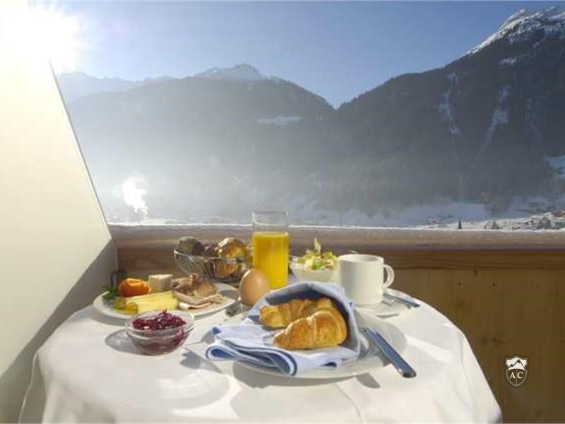 Frühstück vom Frühstückskorb in der Wintersonne