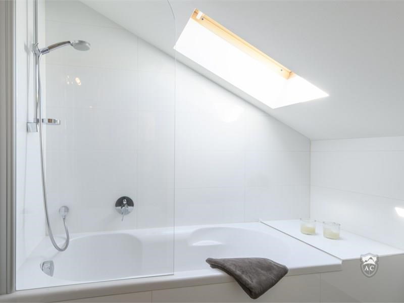 modernes Badezimmer mit Badewanne