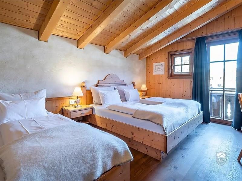 Schlafzimmer mit Doppelbett und Einzelbett Almlodge groß Deluxe
