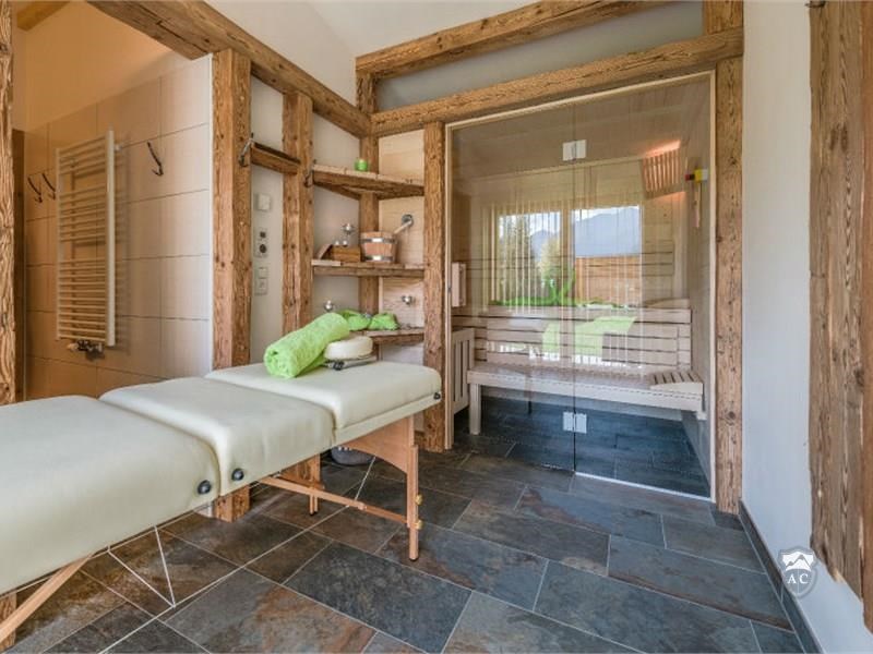 Sauna mit Massageliege