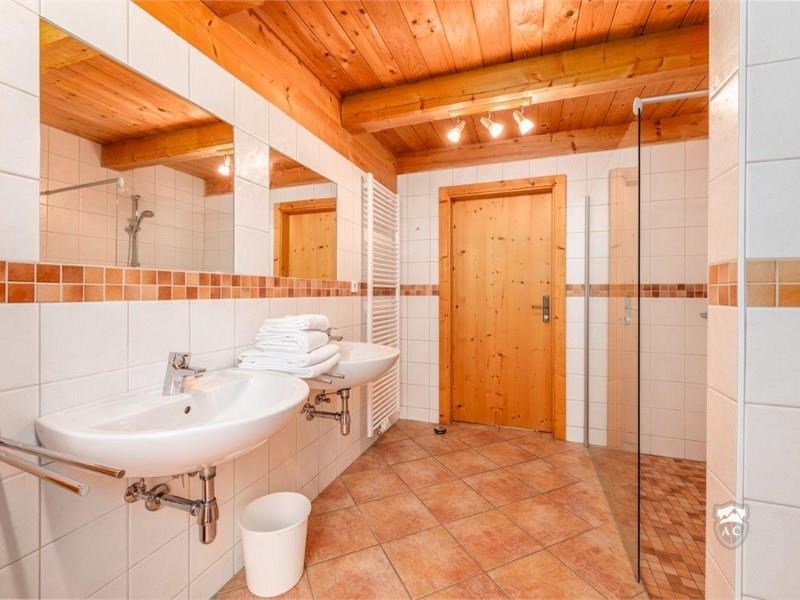 Badezimmer mit Sauna und Dusche Chalet 2