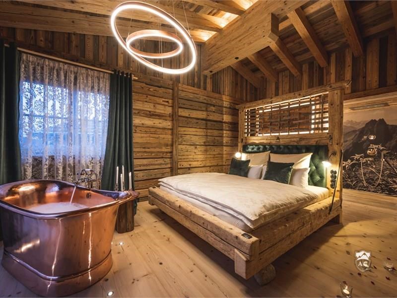 Schlafzimmer mit freistehender Kupferbadewanne Chalet 4