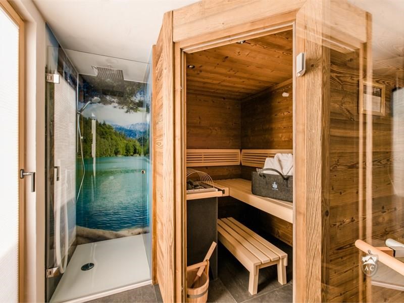 Chaleteigene Sauna mit extra Dusche im Luxus Chalet