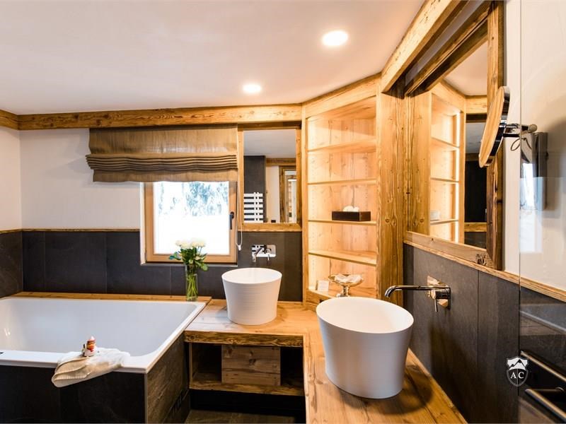Großzügiges Badezimmer mit Whirlwanne im Luxus Chalet
