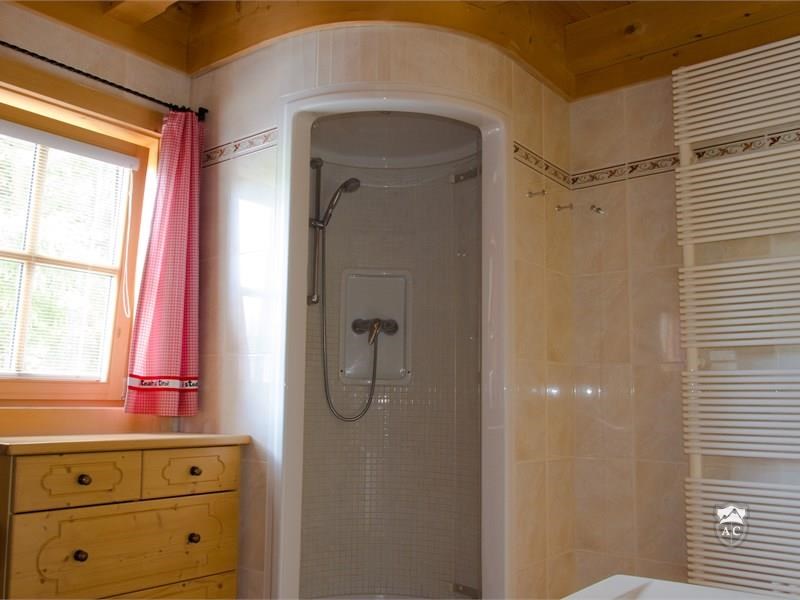 Badezimmer mit Dusche im Erdgeschoss