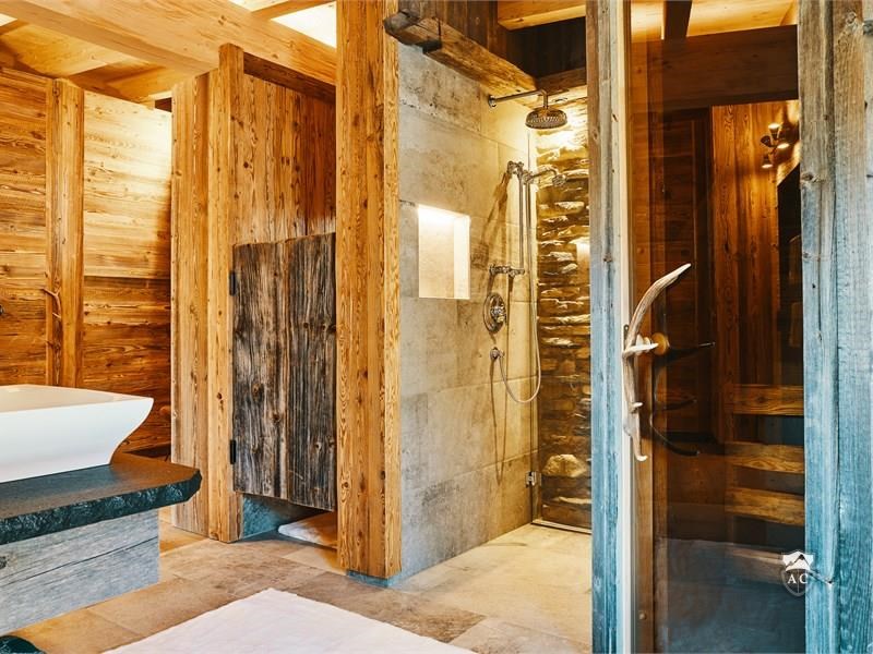 Dusche Sauna Waschtisch Schwingtüre zum WC Schrankraum