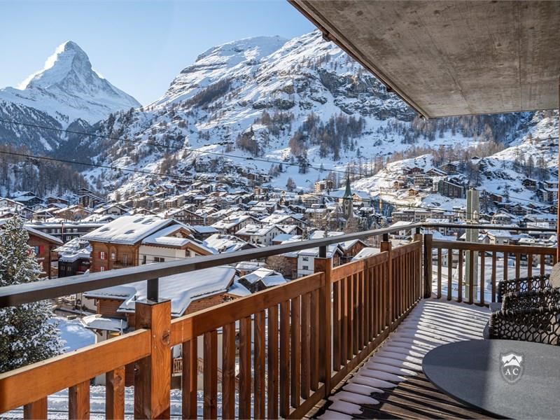 Schöner Balkon mit traumhaften Blick auf Ort und Matterhorn