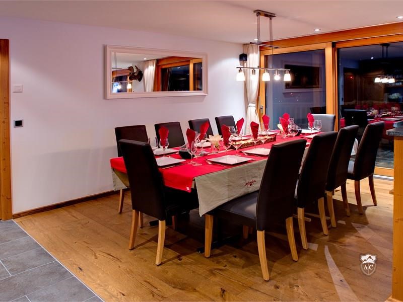 Gedeckter Esstisch Im Chalet