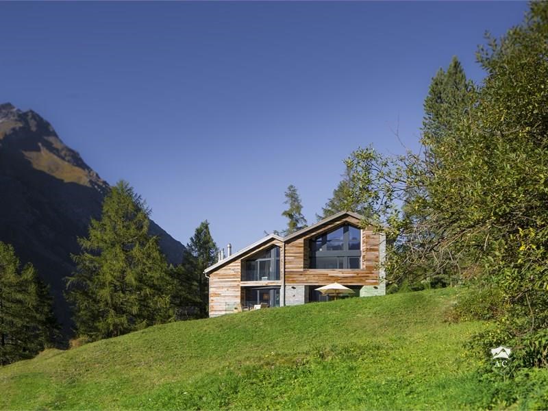 Lodge mit Bergblick