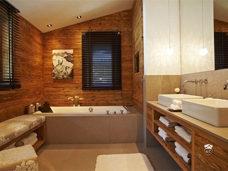 Badezimmer Mastersuite mit Badewanne