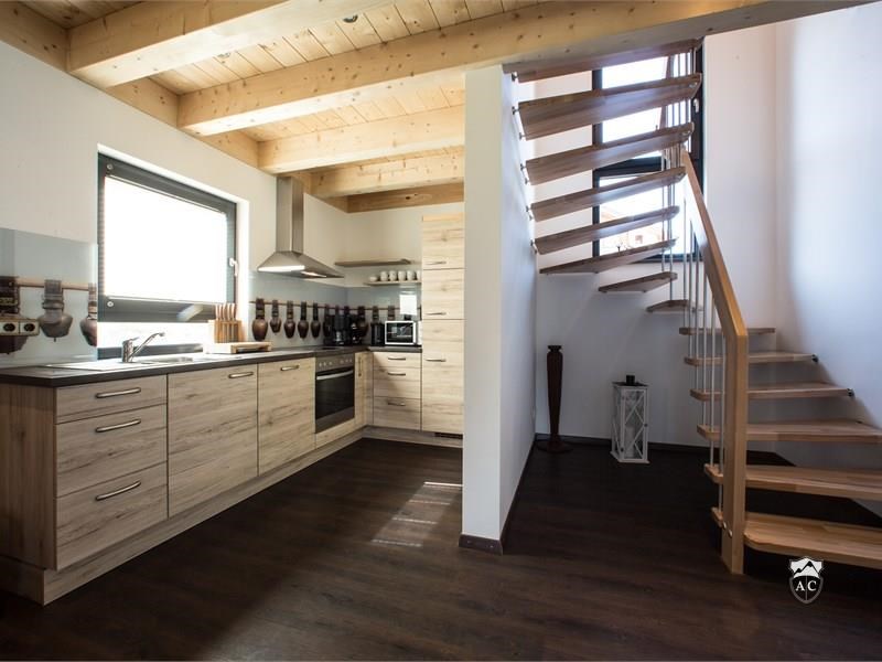 Küche mit Treppenaufgang zum Obergeschoss