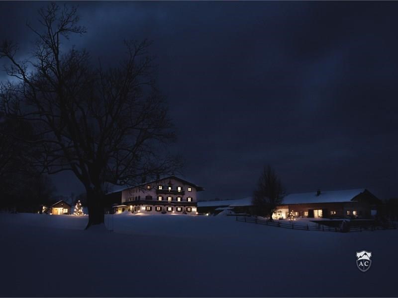 Bauernhaus und Chalet im Winter