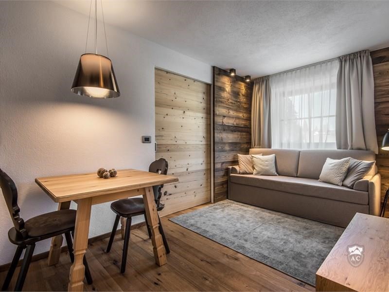 Esstisch mit gemütlicher Couch Lodge Dolomiti Medium