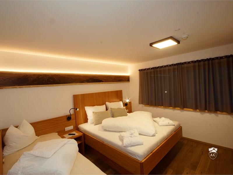 Schlafzimmer mit Doppelbett und Einzelbett  Apartment 2