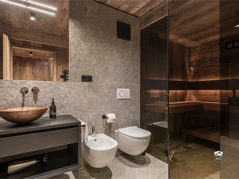 Wellness-Badezimmer mit privater Sauna