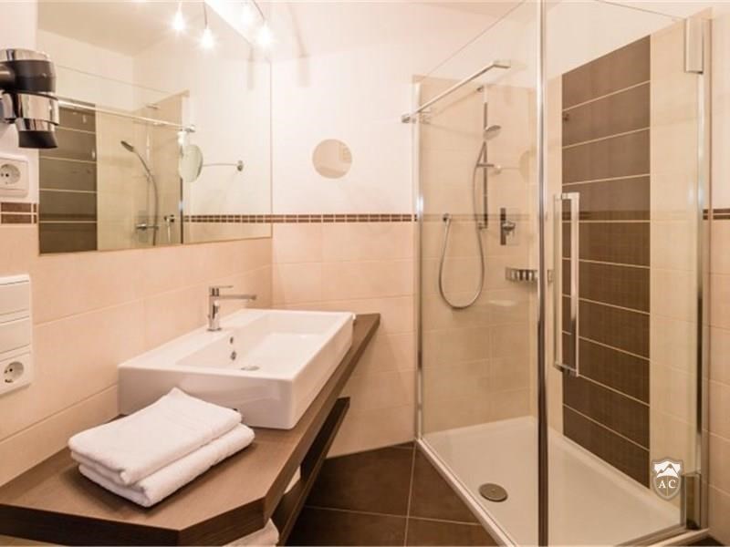 Badezimmer mit Dusche - Apartment 1