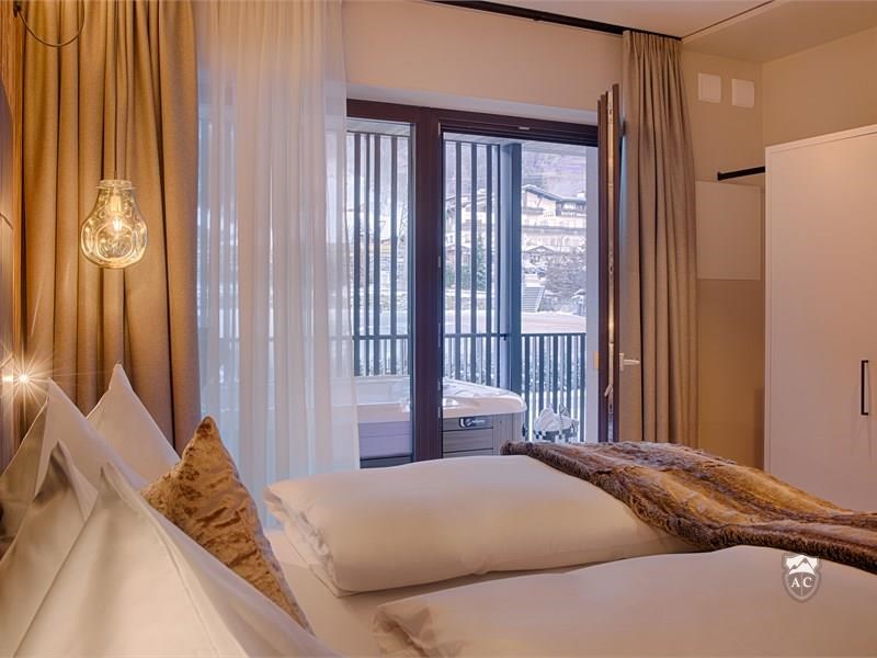 Detail Schlafzimmer Lodge Luxury mit Whirlpool