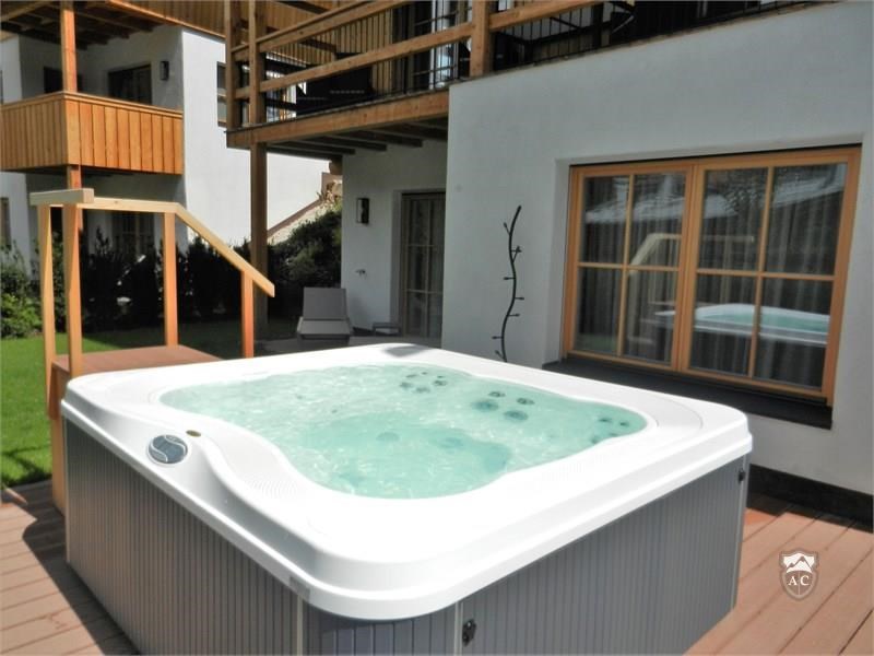 Privater Outdoor-Whirlpool der Chalets
