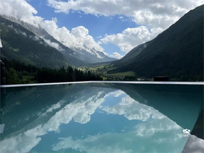 Infinitypool Mit Blick Ins Antholzertal