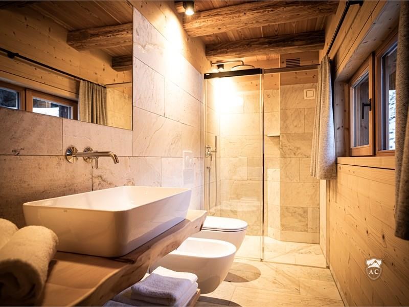 modernes Badezimmer mit Dusche