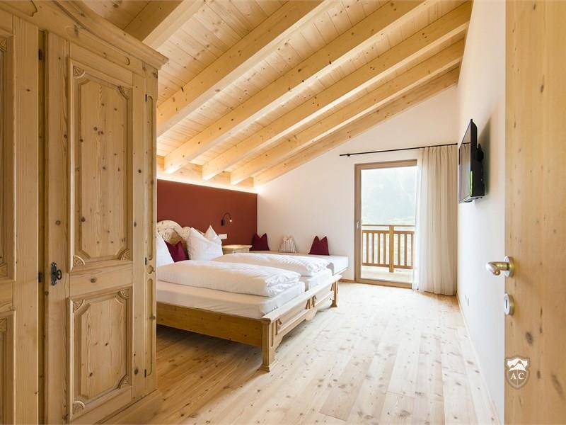Komfortables Schlafzimmer mit zusätzlichem Einzelbett