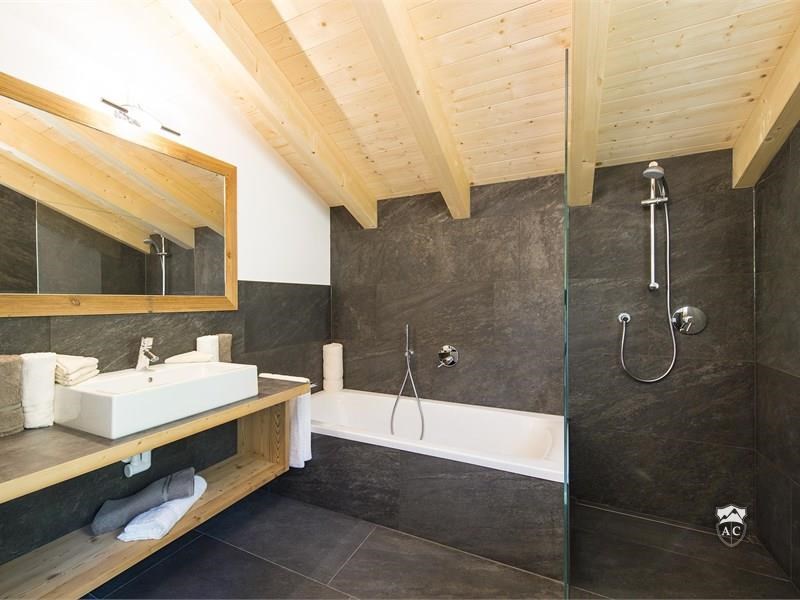 Modernes Badezimmer mit Badewanne und Dusche