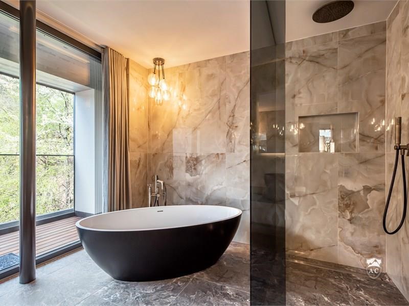 freistehende Badewanne mit Dusche_Suite1