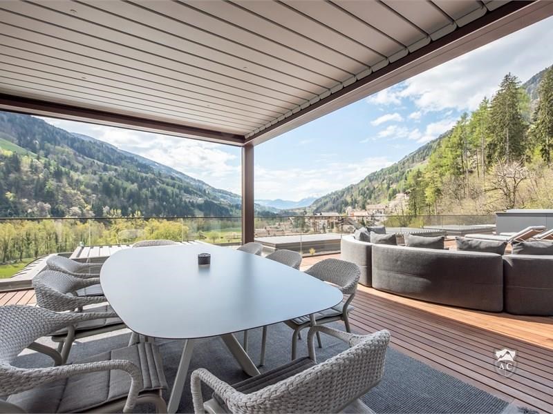 großzügige Terrasse mit Esstisch und Lounge_Suite1