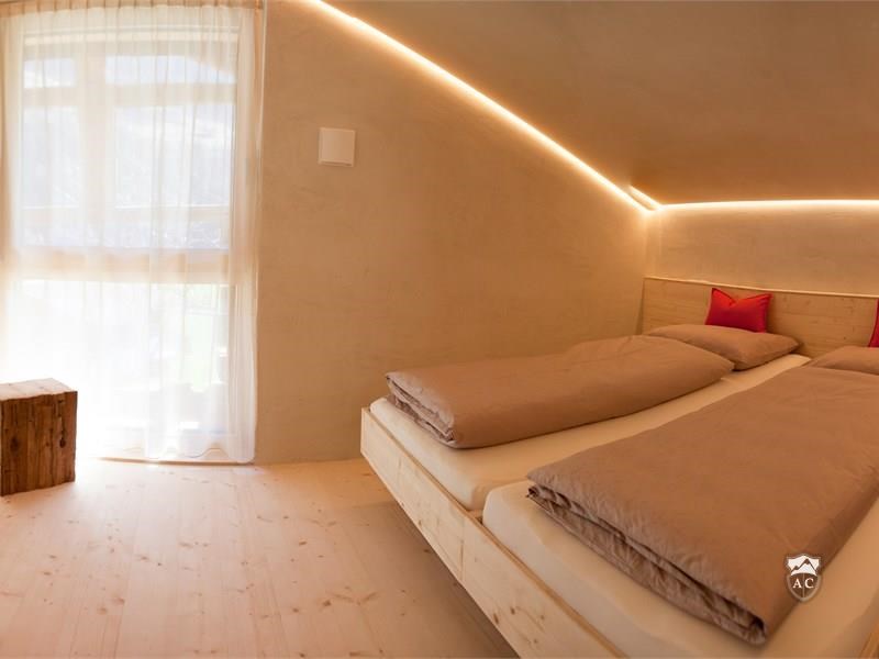 Schlafzimmer mit zusammengeschobenen Einzelbetten