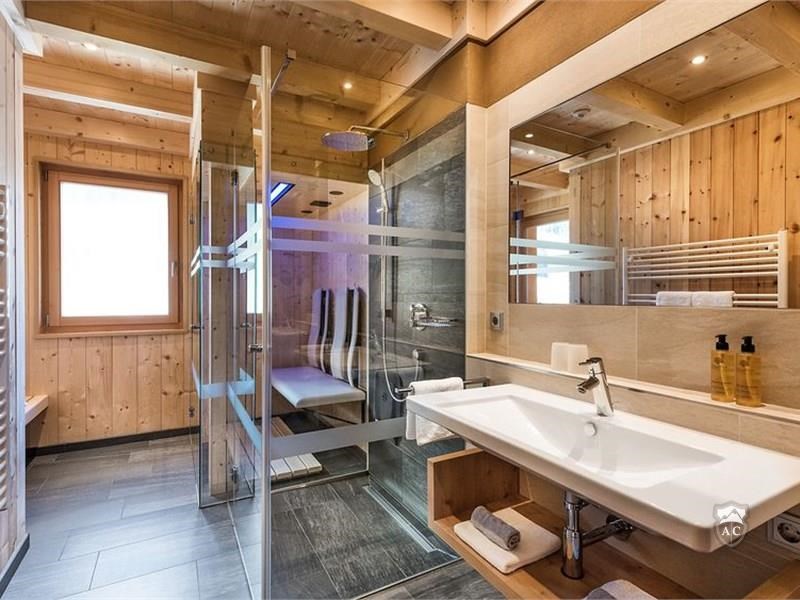 Modernes Badezimmer mit Infrarotkabine