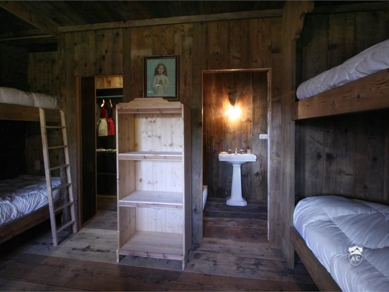 Stockbettzimmer mit beiden Betten