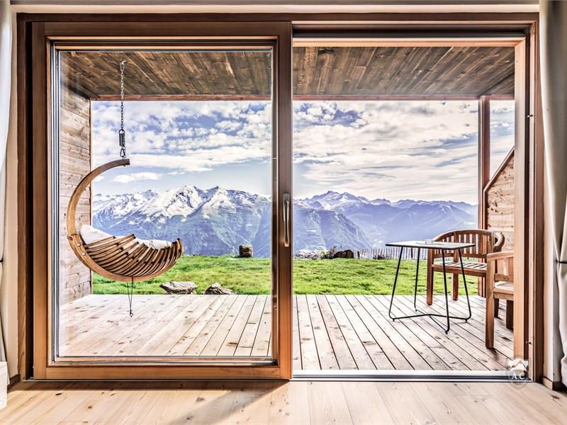 Terrasse mit Relaxsessel und Panoramasicht